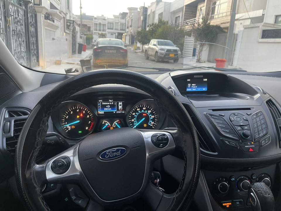 فورد ئیسکیپ ٢٠١٦
دوو پارچە چامرغو دەرگای سەیاق 
دەبل ئەکسل 
مواسفات SE 
بۆ زانیاری زیاتر
***********
