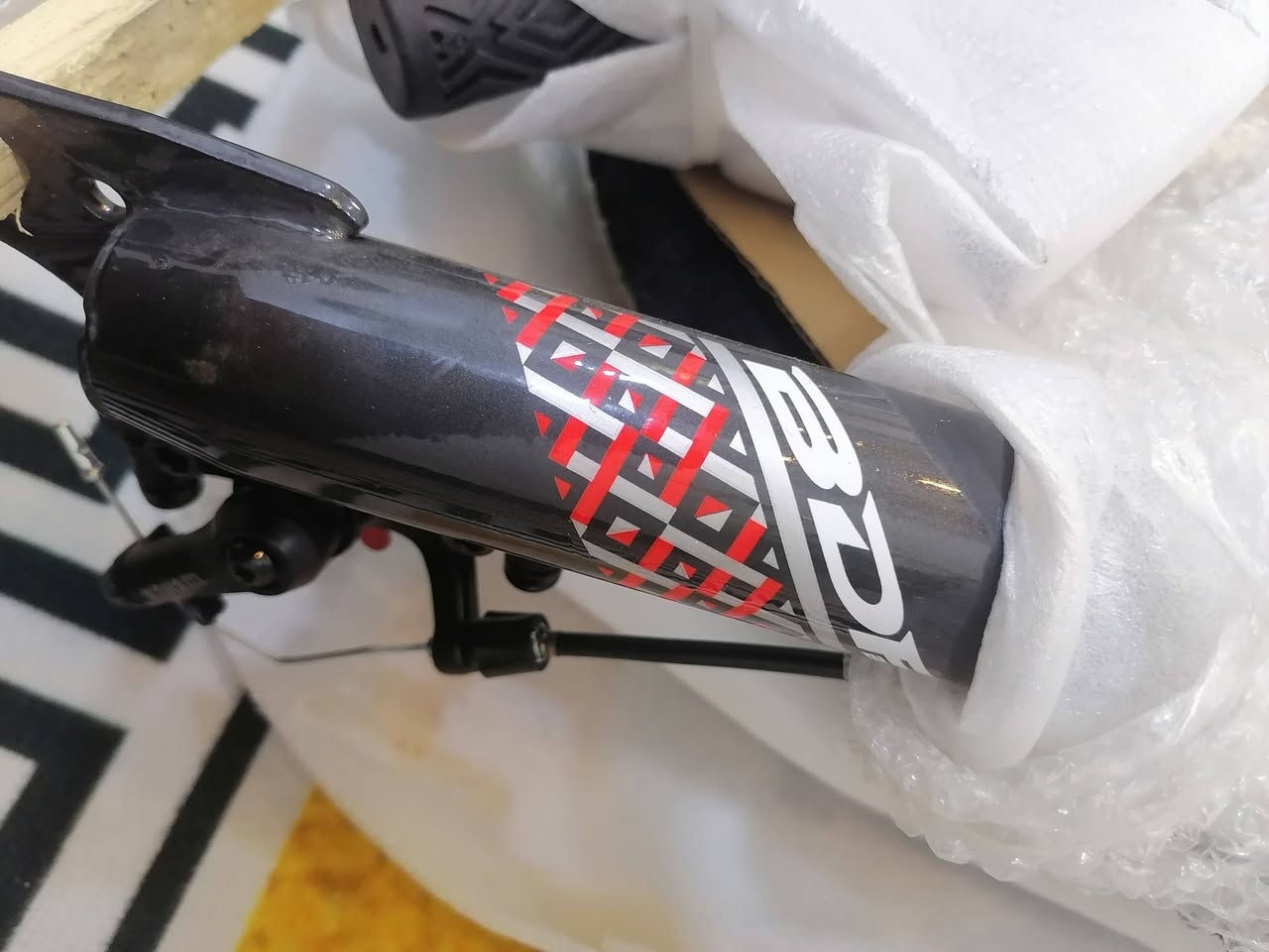 دراجة BDF (Being Different) الجبلية - للبيع 🚲
مغلفة وبحالة المصنع
اللون : رصاصي 
​⚙️ المواصفات التقنية:
نوع الهيكل: مصنوع من الفولاذ عالي الكربون
حجم الهيكل : L
مقاس العجلات: عجلات عريضة (Fat Tires) مقاس 24 × 2.50
نظام البريك: ديسك (Disk Brakes) أمامية وخلفية من ماركة LUSHUN
نظام الدبلات : مساعدات أمامية (Front Suspension)
المقعد: مقعد BDF الرياضي المريح القابل لتعديل الارتفاع.
نظام الكير : مزودة بناقل سرعات متعدد يسمح بالتحكم في الجهد حسب منحدرات الطريق من ماركة LUSHUN

السعر 185 الف
راسلني او اتصل ***********
