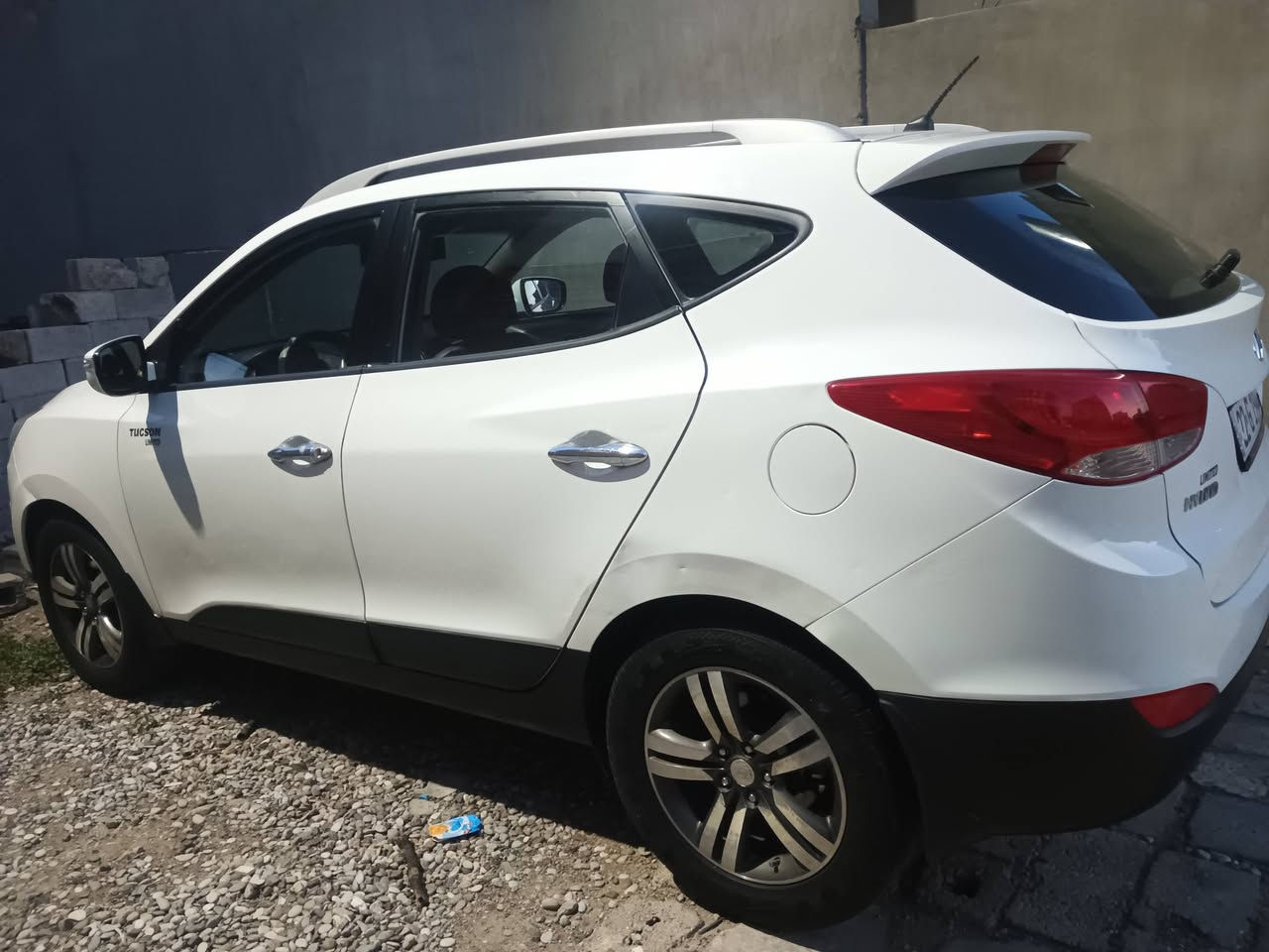 سلام عليكم توكسون لا متت 2010  فول موصفات كير عادي وكير اوتماتيك بانو رامه رقم اربيل بسمي دفتر بانزين موجود تخم تاير جديد باتري جديد شاده بياها بابين تبديل بلاد بدون حادث وبدون دواخل فقط المحرك حارك كازكيت وتحمه ابيعها عله وضعها بس تحتاج كازكيت مكاني كركوك حزيران ***********
