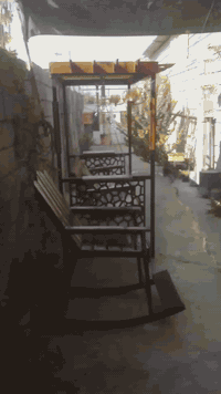 ميز طعام وكرسي هزاز ومرجوحه ملكيه للبيع للاتصال ***********
