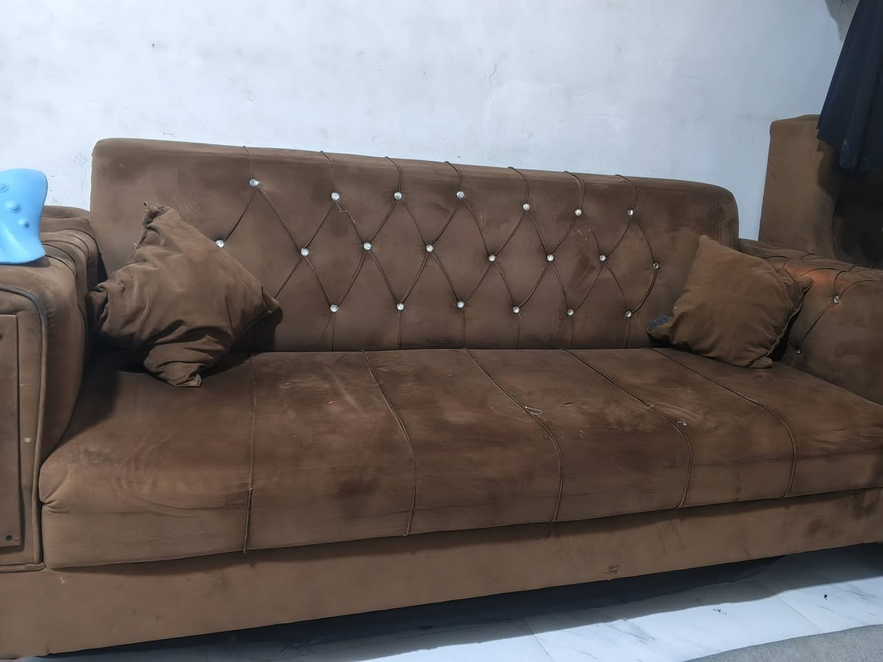🛋️ تخم قنفات ملكي فاخر (10 مقاعد) للبيع
​الوصف: تخم قنفات متين وراقي جداً كابيتونيه بلون جوزي أنيق ومزين بالدكم البراقة، مريح جداً بالجلوس ومناسب للصالة أو الاستقبال. التخم كامل متكامل (10 مقاعد).
​الحالة: مستعمل ونظيف.
​السعر: 250 ألف دينار عراقي (وبيه مجال قليل للطيبين).
​الموقع: كربلاء.
​للتواصل والاستفسار: ***********

