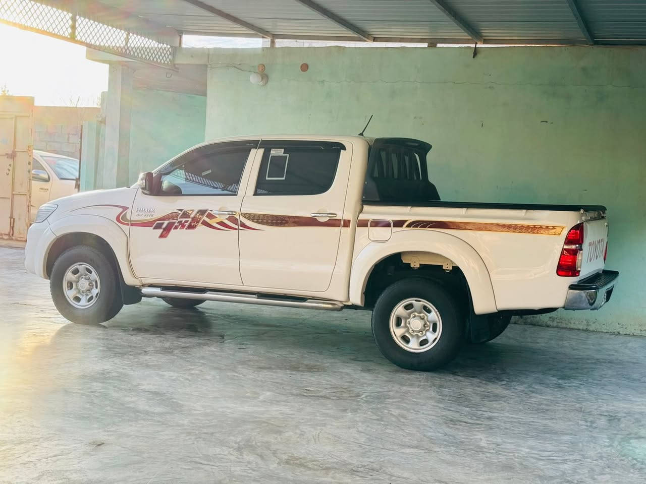 السلام عليكم 

هايلوكس 2013 فورويل 

كفاله عامه من كلشي السونار مرفق بلمنشور 

محرك مامفتوح شرط كير عادي 

محرك گير صدر تخم تاير تبريد تدفئه وضع شركه 

السياره بلاديه استخدام شخصي ماشيه 226 الف 

رقم اربيل دولي  باسمي سنويه لل28 هزه جديده 

***********
***********
العنوان اسديره
