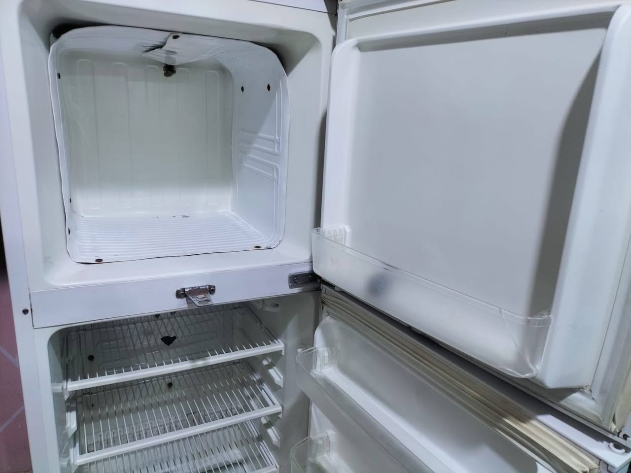 السلام عليكم
ثلاجه للبيع نضيف تبريد والتجميدفول
حجم وسط 
كوت انوار الصدر
اتصال ***********
او ***********
