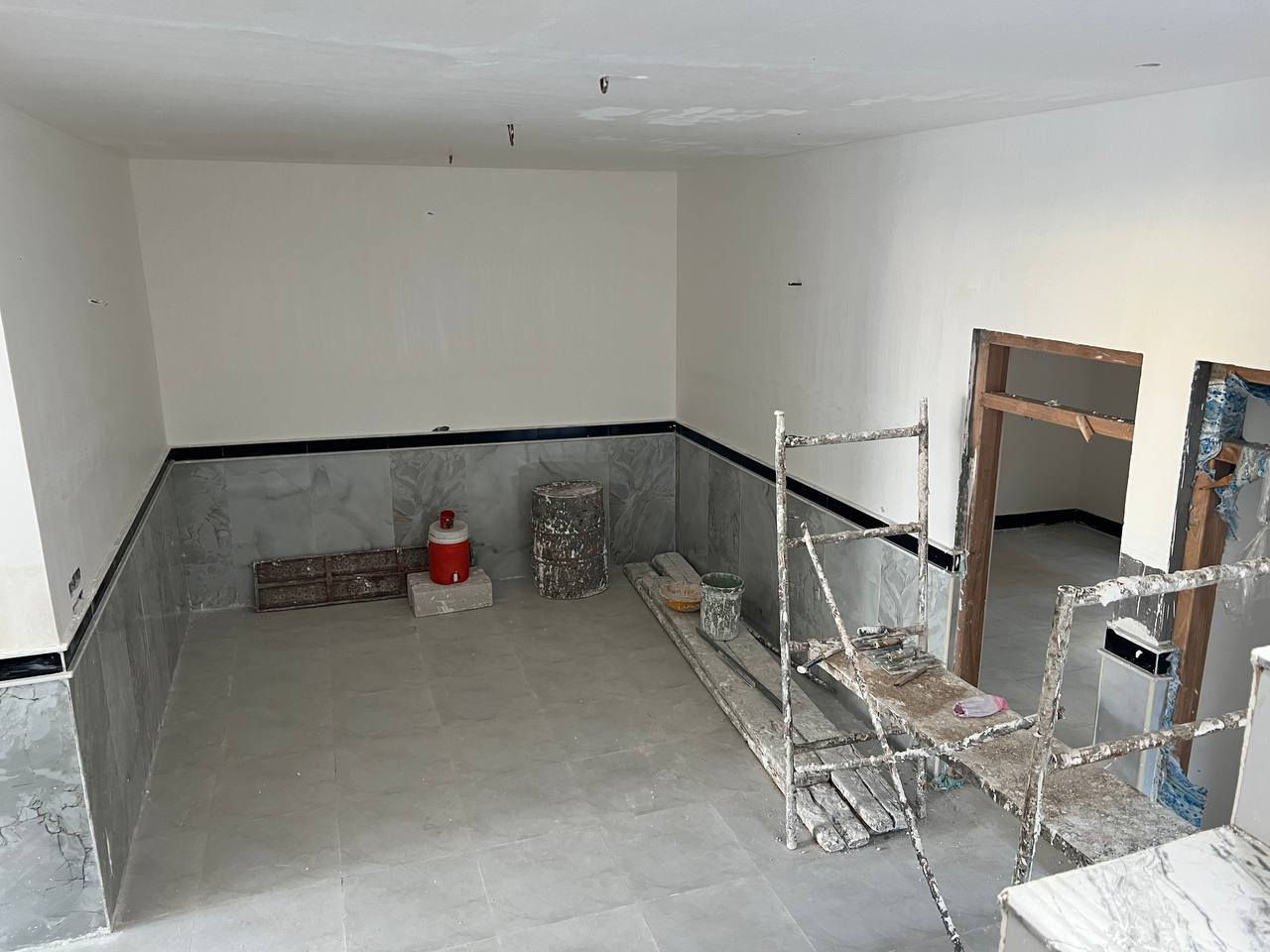 بيت بدور سيد حمزه زراعي المساحه 200 النزله الخامسه يتكون من غرفتين وصاله ومطبخ وديوانيه وصحيات داخليه وخارجيه طارمه جبيره ابيعك بيت جاهز خدمات ماء مجاري كهرباء بالباب ***********
