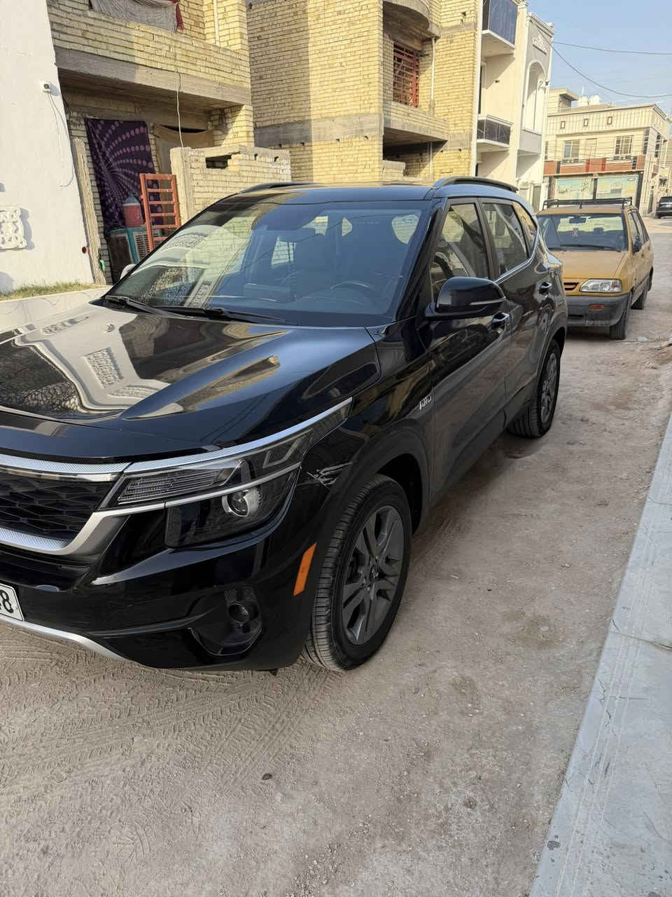 السلام عليكم موديل 2021 محرك 2000 حادثها بسيط جامغ ايمن فقط مبدل واضح في الصورة 
مراوس بموديل احدث يعني 2024 او 2025 ونتفاهم على الفرق  مكاني الدورة 
***********
