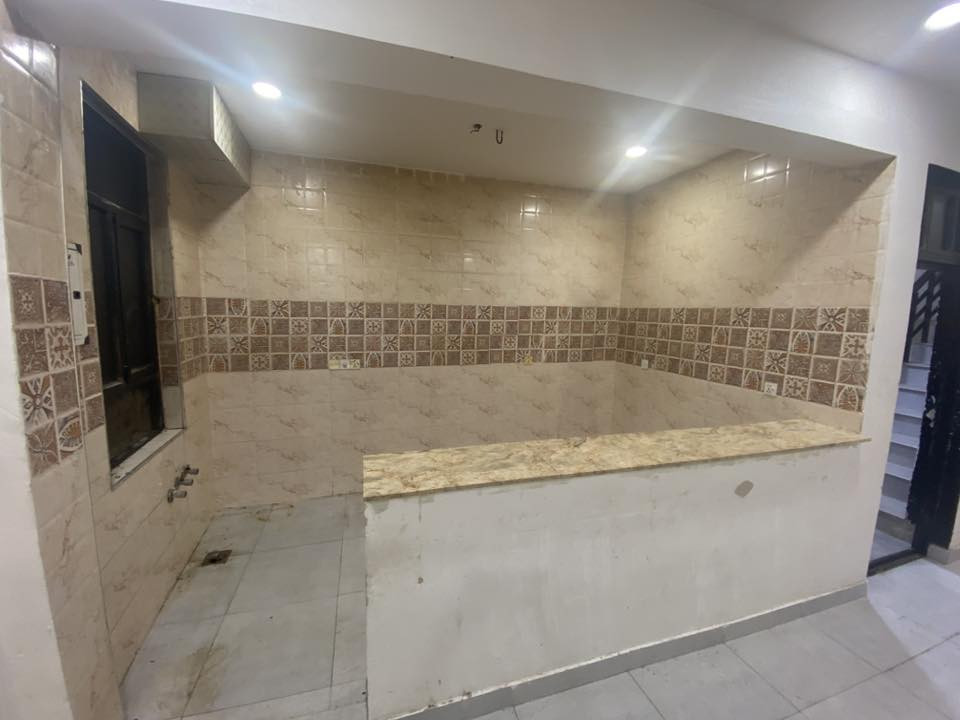 شقه بالدوره حي دجله شارع مجمع لارين قرب جمعيه دجله تحتوي على غرفتين وصاله ومطبخ وخدمات طابق اول الشقه نضيفه السعر 450 ودلاليه الاستفسار خاص أو ***********
