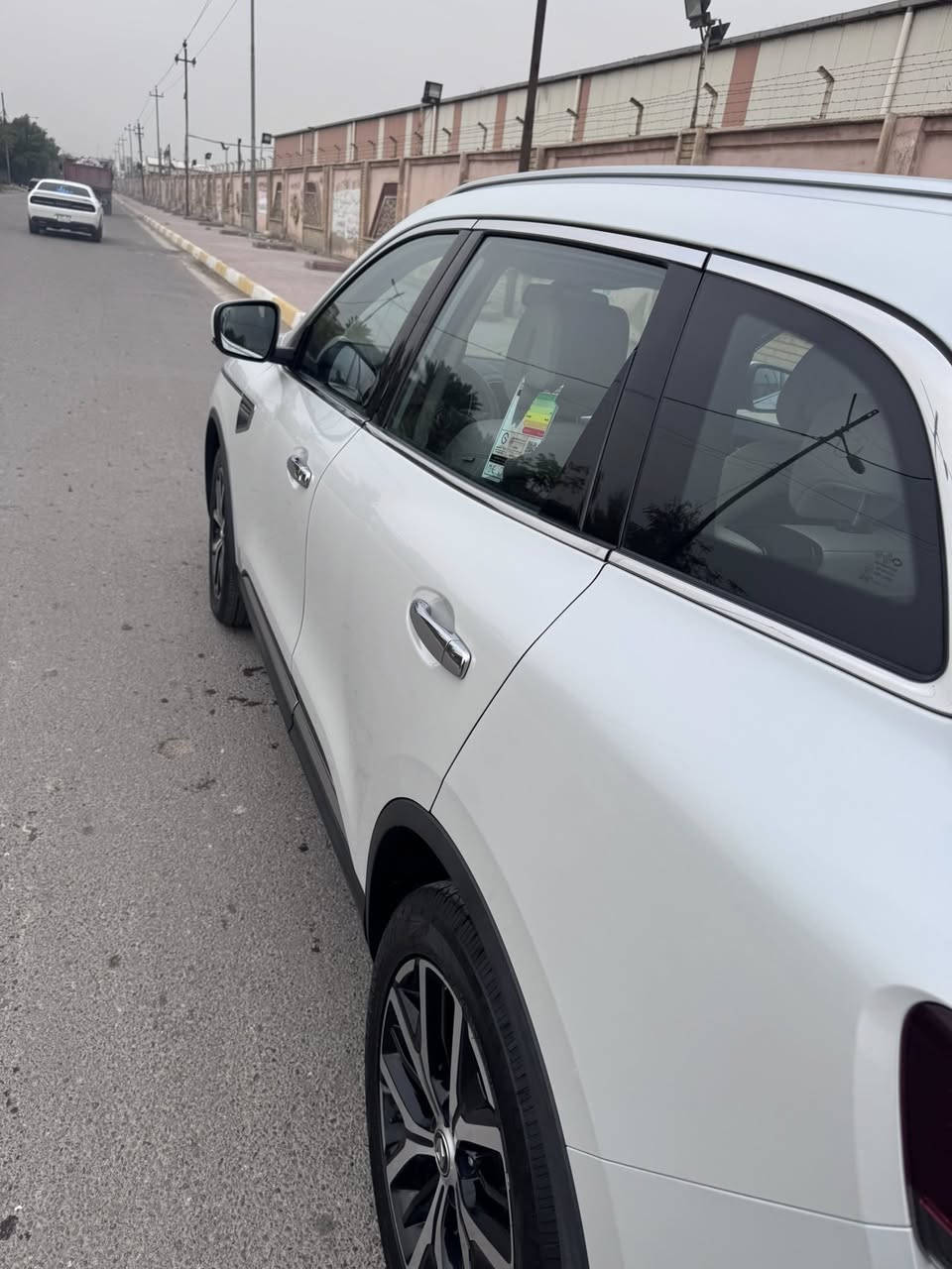 السلام عليكم
للبيع رينو كوليوس 2022 حرة بغداد تحويل ثاني يوم ماشية 54 الف كيلو مابيها اي حادث ماعدا شخوط في الدعامية 
مواصفات السيارة 
 المحرك 4 سلندر  2.5L نيسان ياباني
 ناقل حركة أوتوماتيك 7 سرعات. نيسان
 دفع رباعي 4WD مع امكانيه اختيار فقط 2WD او تلقائي
 مفتاح التشغيل بصمة مع خاصية التشغيل عن بعد
حساسات 360 درجة مع نظام الركن التلقائي للسياره
كامرا خلفية دوارة
مصابيح امامية LED زينون   
 مصابيح خلفية LED 
 ويل كب 19 نيكل
 اشارة في المرايا الجانبية 
 المرايا قابلة للطي تلقائياً
 رادار جانبي (نقط عمياء)
عدد AIR BAG 8
 هاند بريك كهرباء 
 مكابح ABS 
 شاشه باللغه العربيه تدعم اندرويد اوتو وابل كار بلي
 تحكم كامل بالمقود 
 تتسع المقصورة لـ 5 ركاب
مقاعد جلد تبريد وتدفئه للمقاعد الاماميه
 اضاءة led داخل الأبواب 5 الوان
 لوحة العدادات متغيره 4 أشكال
  تبريد مناخين للسائق و الراكب مع تبريد خلفي
 مقابض ابواب نيكل مع زر بصمه
 نظام مانع الانزلاق 
حاملات اكواب مبرده
 سستم صوت BOSS
صندوق كهرباء
فتحة سقف بانوراما
اريل نفيگيشن
المرأة الوسطيه بخاصية تعتيم ذاتي
السعر ٢٧ مليون دينار
المكان بغداد حي الجامعه
***********
