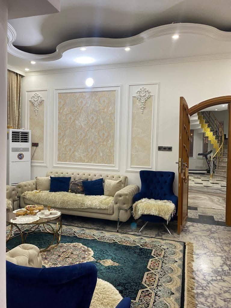 يعلن مكتب عقارات ابو انور فرع الطويسه عن وجود دار طابقين للبيع موقع متميز منطقة كوت الحجاج قرب التحسينيه مساحه 300 متر واجه 12 متر عمق 25 متر بناء 2015 الطابق الأرضي عباره عن ثلاث غرف منام احداها ماستر وهول واستقبال ومطبخ كبير ومجموعه صحيه وحديقه وكراج الطابق الأول منعزل عن الأرضي نفس المدخل بكلدور كبير يودي الطابق العلوي وهو عباره عن ثلاث غرف منام احداها ماستر أيضا وصاله كبيره عدد/2 ومطبخ كبير ومجموعه صحيه وبيتونه كبيره مكان راقي ممتاز الستفسار الاتصال//***********//***********// كما نستقبل جميع عروضكم وطلباتكم التجارية والعقارية المكتب مجاز قانونيا المكتب ماقبيل مطعم الحسون عقارات أبو انور فرع الطويسه
