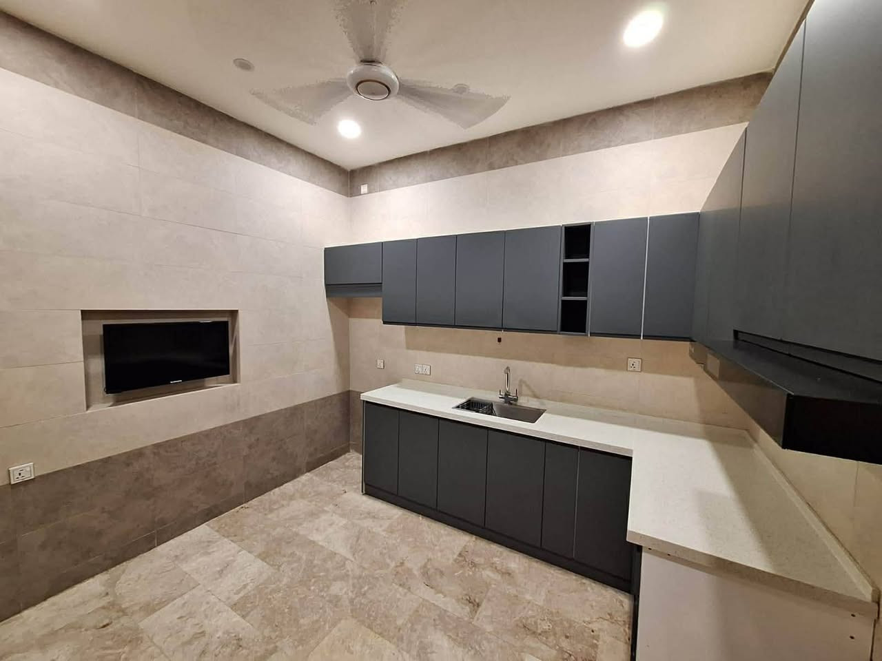 يا الله
السلام عليكم
دار للبيع  الاعلام حي الشباب
٥٠ متر
٣ طوابق
واجهه 4 
نزال 12 ونص
٣ غرف نوم+ ٣ حمامات
هول + مطبخ معزول
كهرباء نضام بوري
ارضيه مرمر

٢ تاكي مي نضام نوزل
شبابيك المنيوم دبل جام

‭0772 479 2413‬
