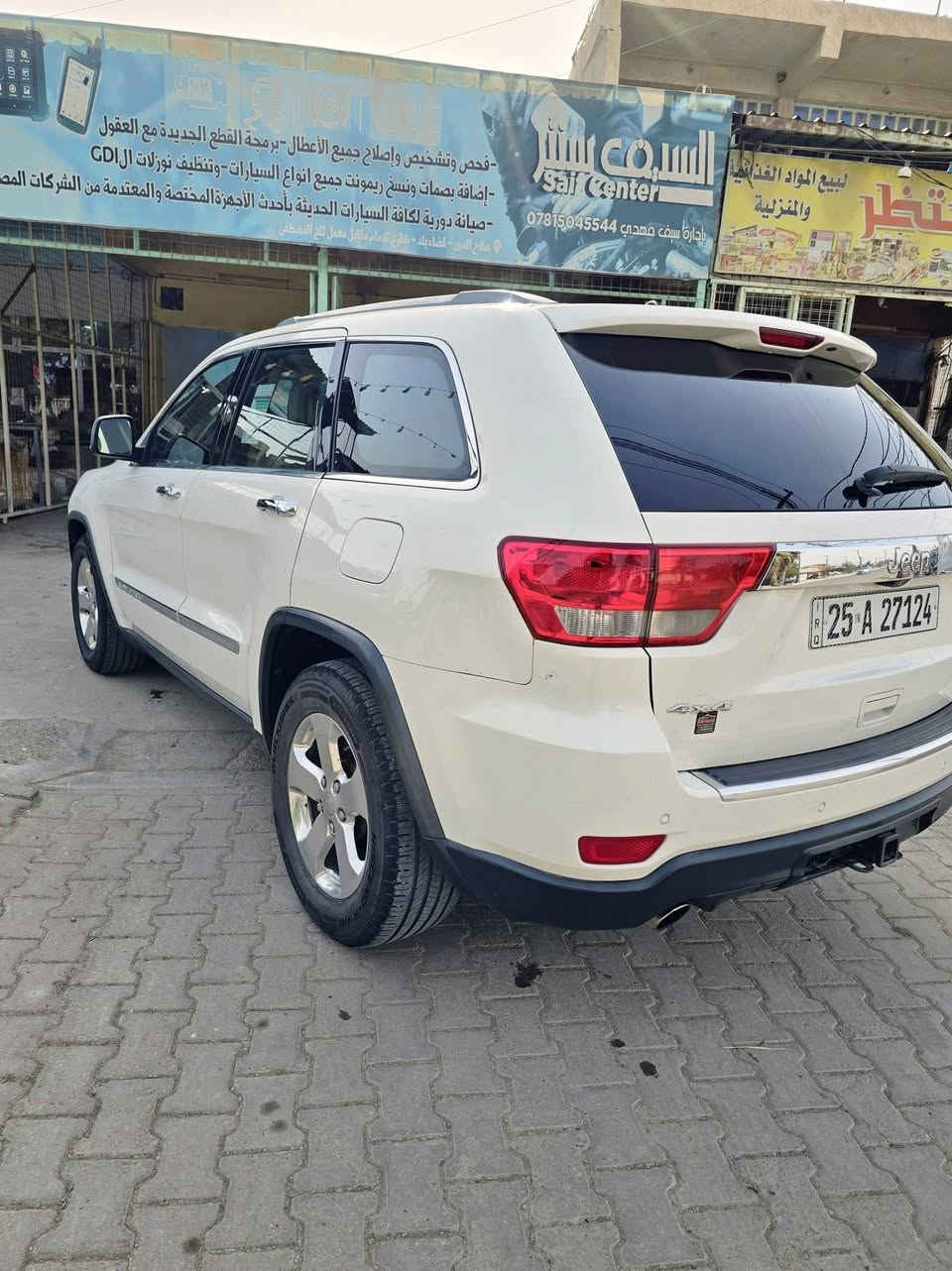جيب ٢٠١١ فول مواصفات هيمي ٥.٧ 
كلين بدون صبغ فقط بوارد بسيطة وموجود وياها سونار 
السيارة جاهزة للاخير بدون برغي نقص 
عليها عدسات ليد اعلى شي يعني لايت نهار 
وكير جديد بدلتة لان القديم جان بي رجة خفيفة بالتورباين 
السيارة اصلها فور ويل بس ملغي وحاليا ٢ ويل فقط يعني دفع خلفي حتة تصير انشط واخف 
سيارة تاخذها ما تصرفلها غير دهن وبانزين 
للتواصل واتساب فقط ***********
او رسالة على الماسنجر

