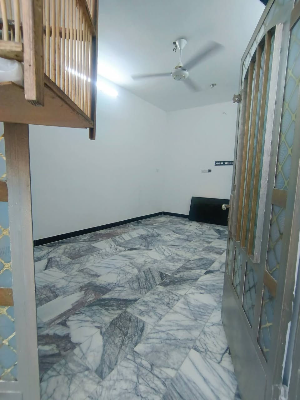 السلام عليكم توفر عندي بيت (115متر) جبهه5/نزال 23 /ثلاث طوابق بي4 غرف طابو زراعي سند 25 سند وكاله موجودات على طابو الخلاني المنطقة كامله كل الخدمات مي مجاري كهرباء تبليط موقع البيت البلديات الضباط خلف الصحفيين قرب مدرسة زين القوس منطقة حي الامير  للاستفسار *********** السعر خاص الرد واتساب ماسنجر أو الاتصال على الرقم حسن للعقار
