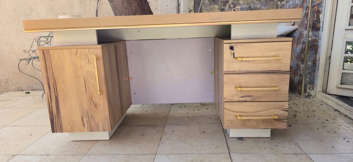 ميز مكتبي 
تقريبا جديد استخدام بسيط اقل الشهر 
عرضه 140 سم الخشب الثقيل 
سعرة 150 الف 
*********** بغداد
