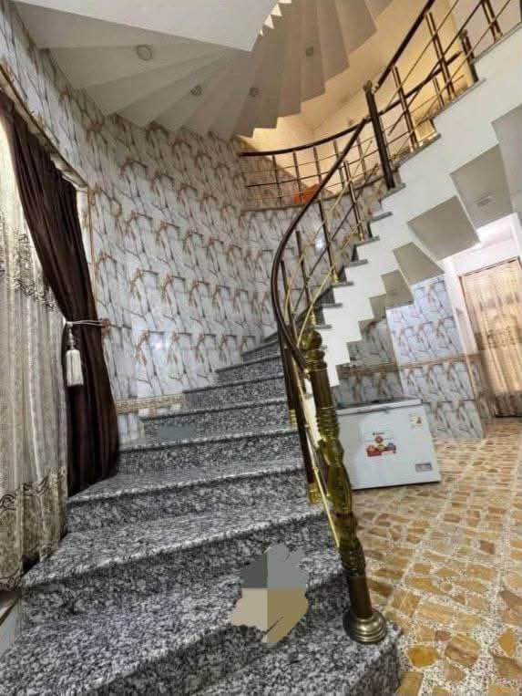 ‏بيت للبيع في حي الجمهورية خلف الكماليات‏ يحتوي على أربع غرف نوم غرفة في الطابق الأرضي وثلاث غرف الطابق الثاني وواحدة من الغرف سويت ‏أرضية البيت كاشي مرمر ودرج كرانيت 
‏مساحة البيت في السند 187ونص
‏واقع حال 200 متر ‏نزال 
 البيت 25 متر واجه 8متر وعرض الشارع 15متر السعر (250) مليون وقابل التفاوض
 *********** واتساب 
 *********** كورك@إشارة
