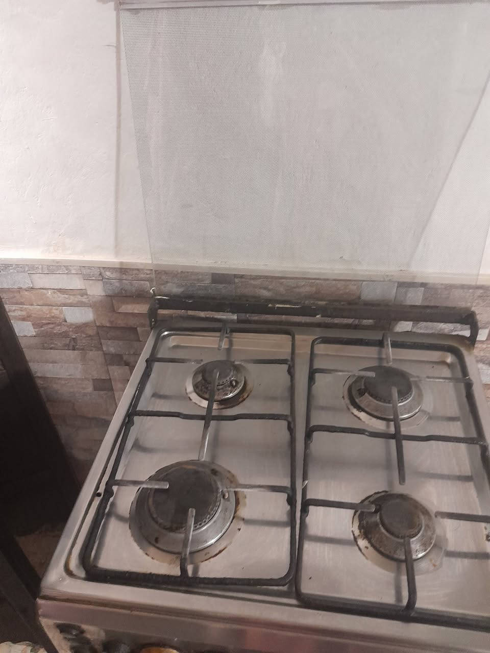 طباخ للبيع العيون شغاله ونظيفه بس الفرن الفوك ناره ضعيفه والجوه مابي شي والجامه الخارجيه مالفرن مكسوره سعره ٣٠ للتواصل ولتساب ***********
