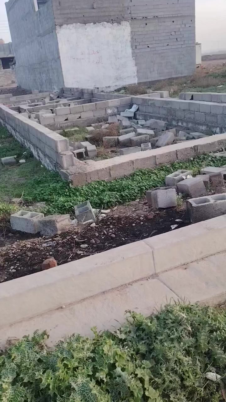 سلام عليكم متابعينة ليوم عدنة قطعه ١٠٠متر بشارع التانكي مقابيل الحسينية تبعد عن بوابت بغداد ربع دقايق وتفاصيل تصل وتدلل ***********
