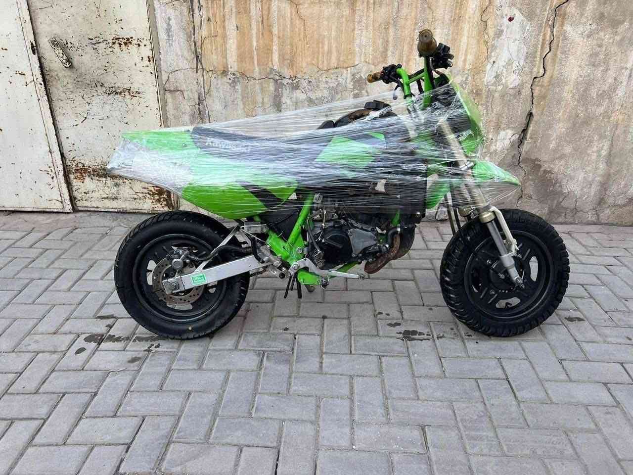 السلام عليكم 

دراجه قفاز كاوسكي خبط محرك 90cc 
سرعه 110 دراجه كير 
دراجه نضيفه وكامله 
سعر 650 
عنوان بغداد جسر ديالى 
***********
