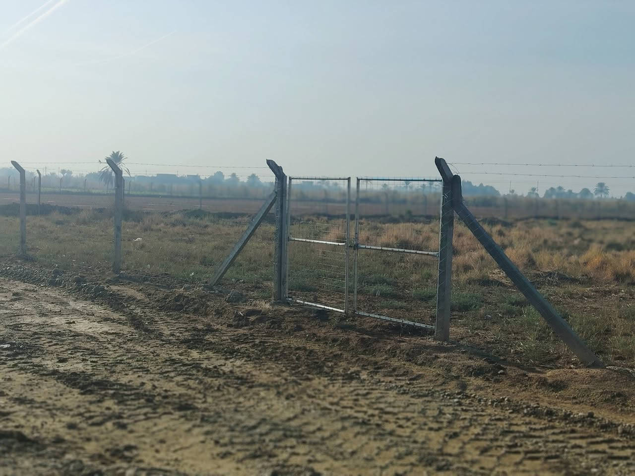 ارض زراعية قرب البانزين خانه لتل مسكين ثلاث دوانم وربع مسيجة للبيع يوجد فيها سياج وكهرباء سعر الدونم ٧٥ مليون للاستفسار الاتصال على الرقم ***********.
