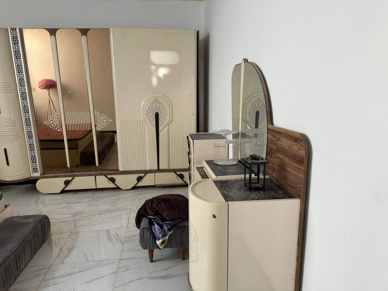 السلام عليكم بيت ١٠٠ متر للبيع مع الأثاث بمزارع ميسان قرب جسر الشهداء مزرعة مصعب البلوك الثالث ب٣٥ وبي مجال إني مكلف بالنشر ***********
