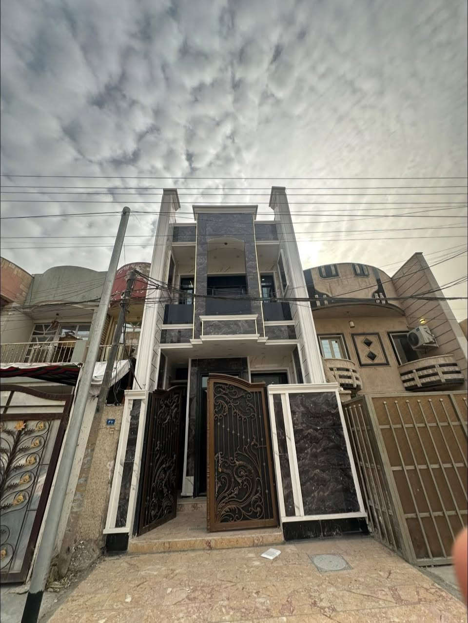 84متر للبيع 
الشعب حي العقاري/الكويتي 
مدخلين أضلاع مستقلة 
يحتوي على 
استقبال ،مطبخ،خدمات في كللا الطابقين وخارجية ،3غرف نوم كبيره 
للمعلومات أكثر مراجعه مكتب القريشي 
 للعقار ***********
