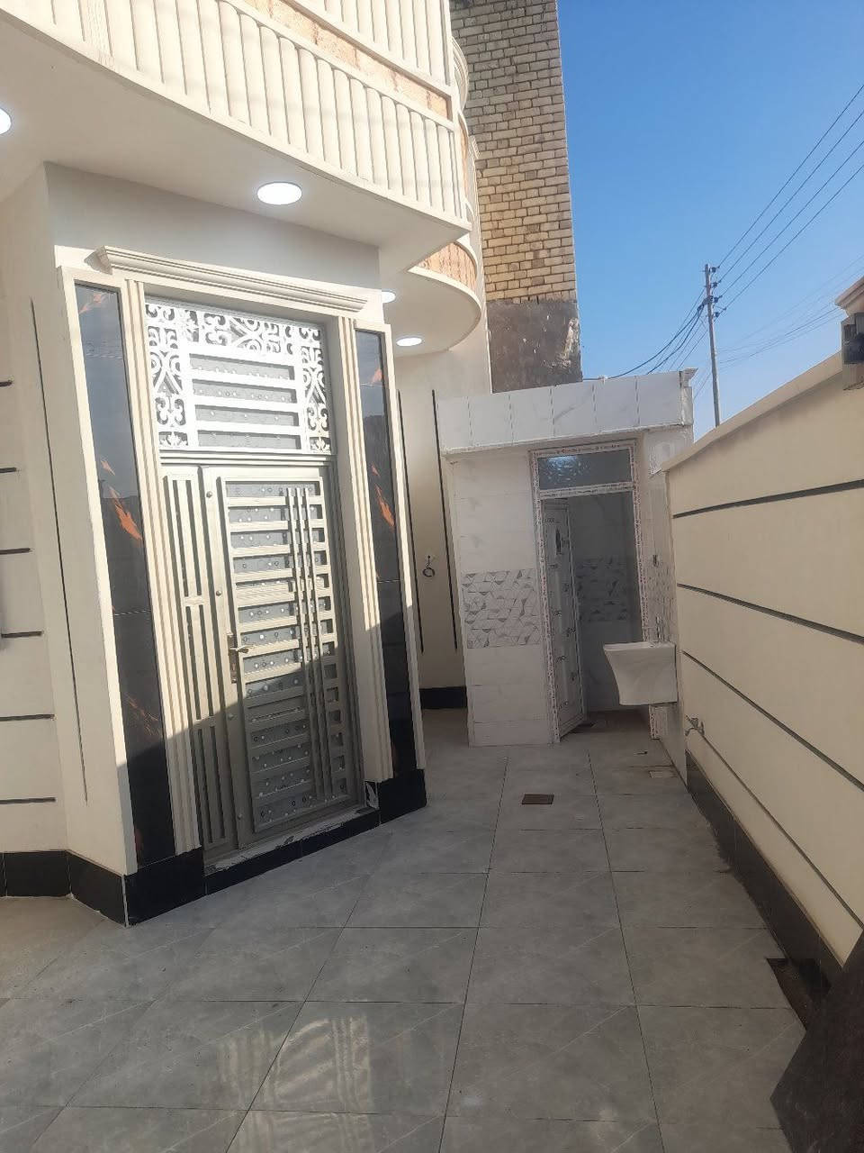 السلام عليكم 
بيت للبيع المساحه 200متر 
بناء جديد طابو على شارع 15
العنون نهاوند منطقة 11الف خلف البطاقه الوطنيه 
للاستفسار اكثر اتصل ***********
