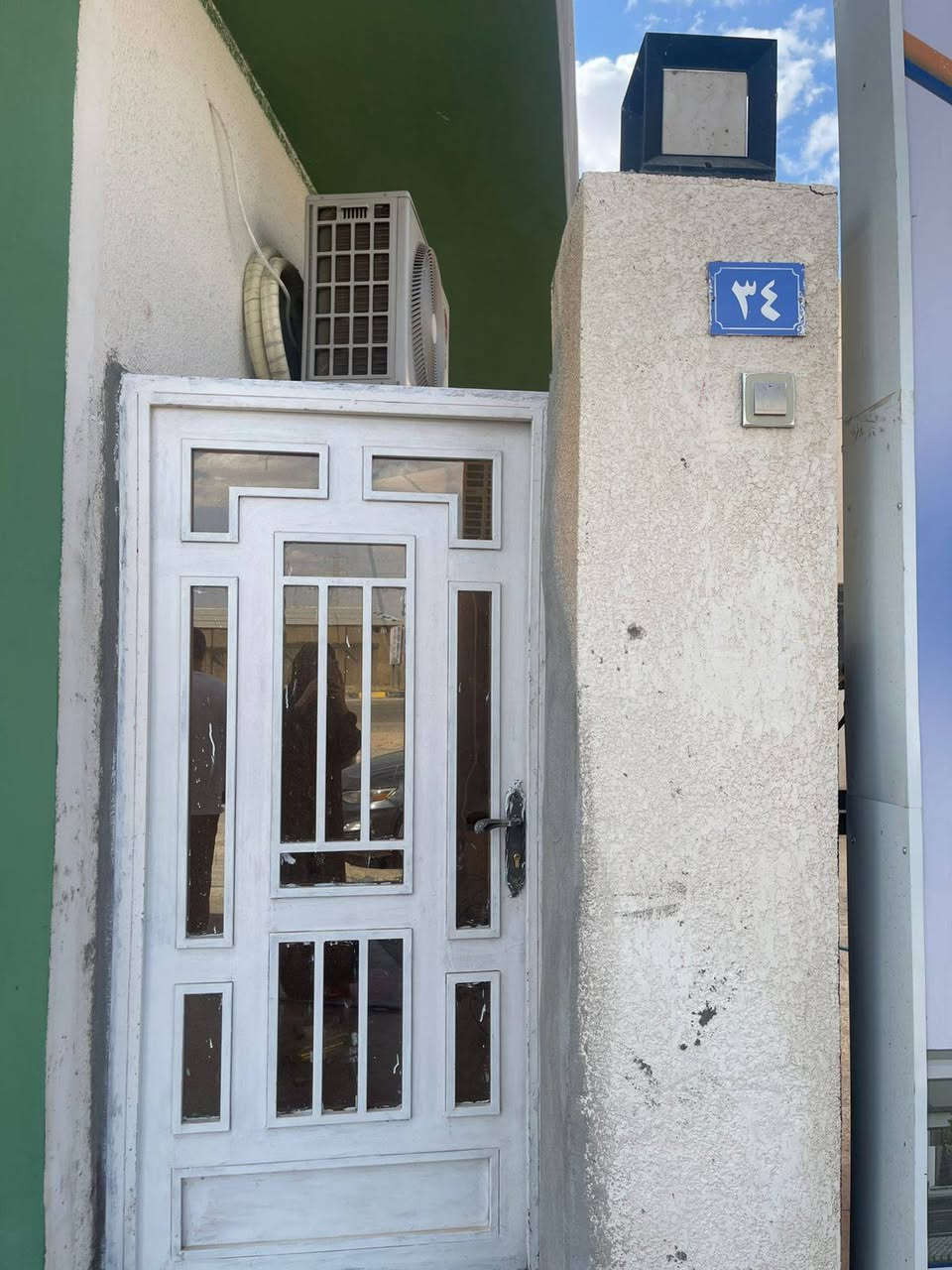 مشتمل للأيجار بي ٣ غرف نوم وهول ومطبخ وصحيات بيت نضيف ممحتاج كلشي بدون كراج ولا حديقة الموقع مجمع اليرموك على شارع ٦٠ قرب الصيدلية السعر نهايتة ٢٥٠ للاستفسار الاتصال ***********
