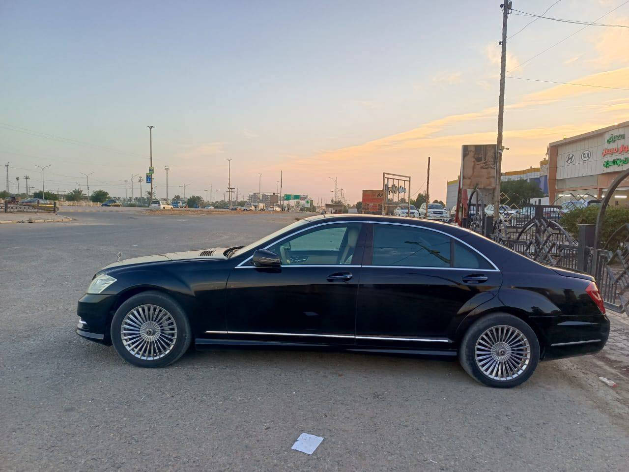 السلام عليكم( بيع مستعجل سعر 220  )مارسيدس S350 Vip 2013 المرغوب مكينه 6 سلندر بانزين 
فول الفول باب طويل موديل اصل 2013 
ماشيه190km 
نظيفة جدا  جدا السيارة مواصفات للاخير رئاسية 
رقم اربيل
هزه وفحص جديد ورقم جديد يعني كلشي متحتاج 
المواصفات ... كثيرة جدا راح اذكر بعضها 
... بانوراما فتحتين .. باب طويل ملكي ... داخل لون عل اصفر جدا جدا حلو ... كشنات تدفئة وتبريد كشنات خلفية منفصل تحكماتها بالابواب ... بردات عدد 5 جميعها كهرباء ... ناضور ليلي ... رادار ... قراءة الشارع ... بصمات 5 ابواب وتشغيل وصندوق ... ابواب شفط جميعها مع الصندوق ... شفتات ستيرن ... دبل شاشة ... رادار جانبي ...حساسات امامي خلفي ... فتح لايت عند الدوران يمين ويسار ... وكثير من المواصفات الاخرى التي لا تعد ... 
مع السيارة بصمات ٢ بلادية 
كهربائيات السيارة شرط كله 
محرك شرط برغي ممفتوح بي 
تفاصيل ...
محرك كير  صدر كله بشرط  تبريده ثلج ماشاء الله 
حماوه ثابته  
ملاحظه ... جاملغ خلفي صبغ والباب البصفه اثر طخه ... بدون دواخل السعر( 220ورقه)
رقم صاحب السيارة
‏‪***********‬‏

