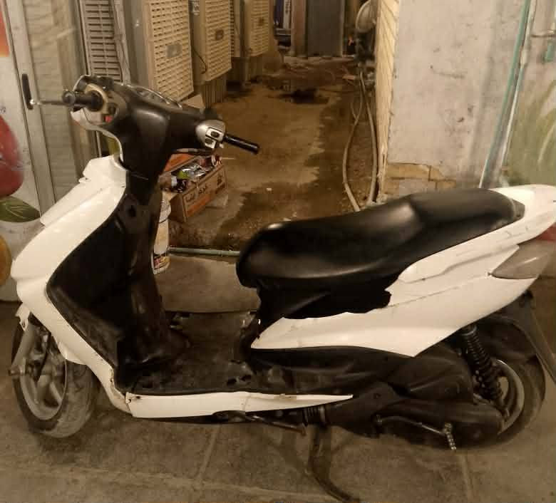 سلام عليكم دراجه سكنس نثيه كابريتر الدراجه خير منه الله كامله بس نقصط راجز مال سلف جانت صفاح مكسرات بدلتهن الدراجه كامله مكمله الكهربايات كله شغاله السعر350وبيه مجال المكان بغداد مدينه الصدر***********واتساب ورصيد بس👍🏻
