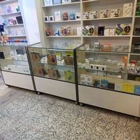 وبركاتة غراض محل موبايلات  يحتوي على فاترينات عارضات و اكسسوارات موباي...