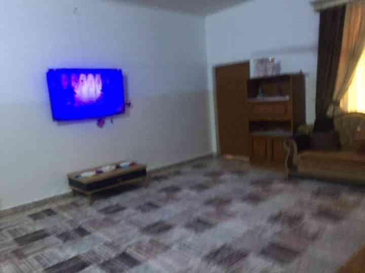 دار للايجار
المساحة ٣٠٠ متر 
طابق واحد غرفتين نوم صالة كبيرة واستقبل كبير والمطبخ حار وبارد حولي كبير كراج يتسع سيارتين مع حديقة كبيره  مع بيتونه كبيره حي العسكري الشركه قرب جمعية الحظره  /ت *********** /***********
