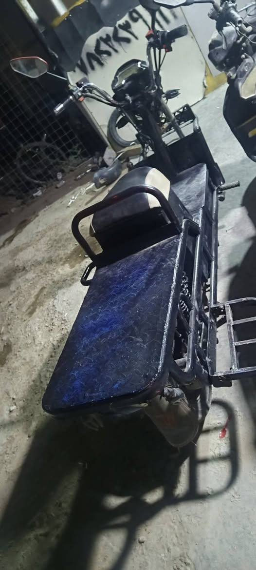 دراجه شحن بيكم يعني القوه والمتانه نقصها فقط بطاريات وشغل وحمل عليها شكد متريد سعرها مناسب كلش 230 
الف وبيها مجال وبيك خير وتدلل *********** مكان الدراجه هيت
