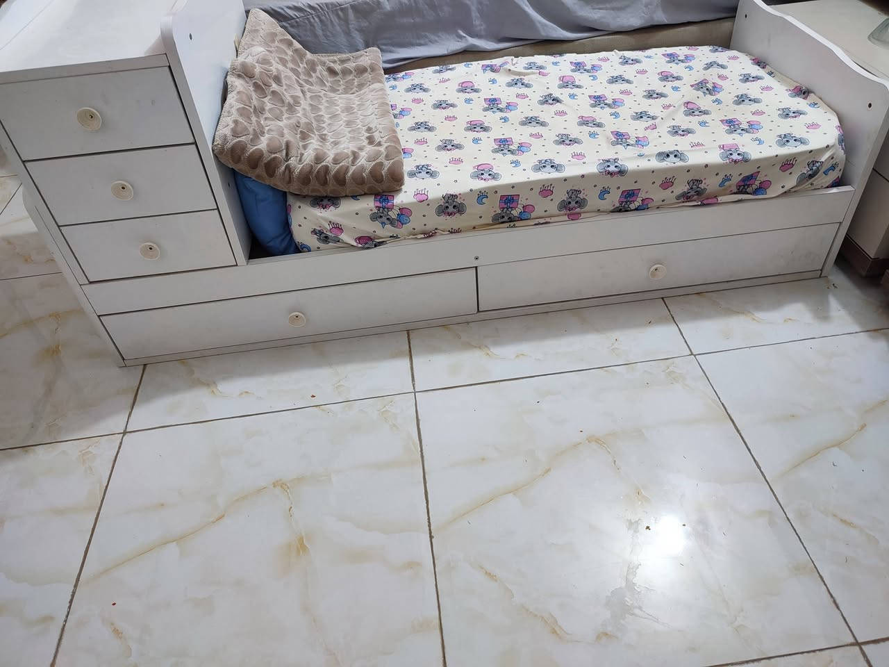 سرير اطفال 4×1 يصير مثل اول صوره ويصير مثل الصوره الثانيه ويصير ينفتح بس جهه وحده ويصير جربايه ام نفر + دوشك +ناموسيه الحجم الكبير 
سعر 120


**إذا كنت صاحب هذا الإعلان وتريد حذفه لأي سبب، رجاءا أرسل رسالة إلى الدعم الفني**