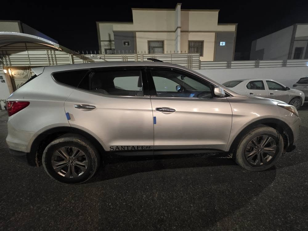 للبيع او المراوس
سيارة هونداي Santa Fe Sport موديل 2013 وارد امريكي لون سلڤري 
محرك GDI سعة 2.4 لتر 
رقم بغداد الانگليزي الجديد وسنوية ما ساقطة  
نظام الدفع الرباعي 
تحكم ستيرن كامل
شاشة اندرويد
كاميرا خلفية
ثلاث انظمة قيادة normal , sport , comfort
الوضع الاقتصادي ECO
تبريد تدفئة شغالات
تخم تاير جديد
باتري جديد
● السيارة ضررها بامريكا باب السايق مبدل ونص الباب الخلفي .
●السعر 138 وبيها مجال حگ الجية 
● مكان السيارة نجف
نزل السيارة الي عندك ونتواصل
للتواصل *********** النجف, العراق
