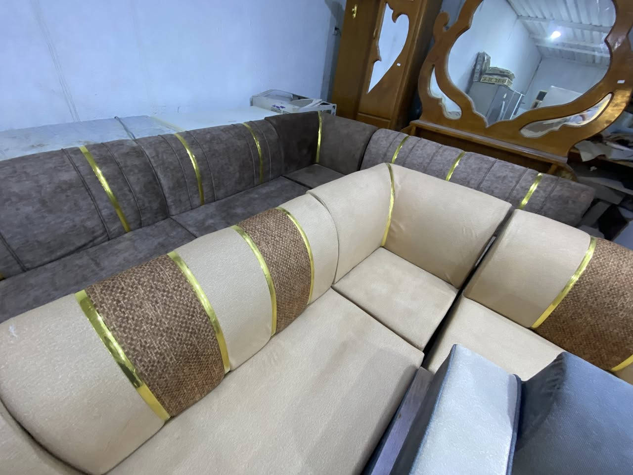 ديوان جديد تزكام بلوك اسود
يتوفر بالوان عده واشكال مختلفه
طوله ٧ امتار وياخذ ١١ نفر
سعر الديوان ٤٥٠ الف
مكاني قضاء الحي مجاور جامع اصحاب الكساء
للاستفسار مراسله خاص 
او وتساب ‭٠٧٨٧ ٤٣٥ ٠٢٢٦‬
