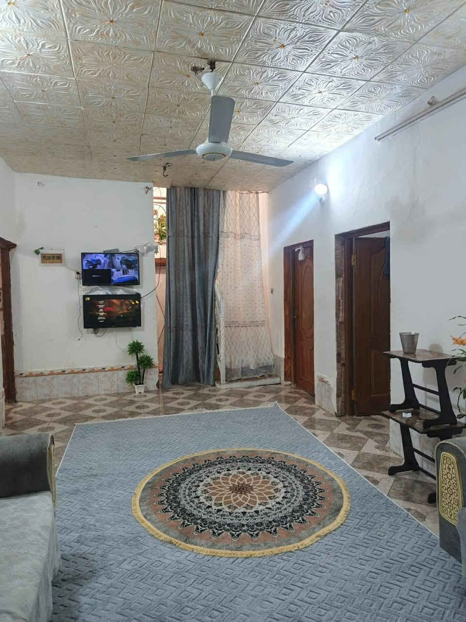 بيت للبيع طابو صرف الهلاجيه اول مربع خلف صيدليه مساحه 200 كامل خدمات مقرنص تبليط ***********
