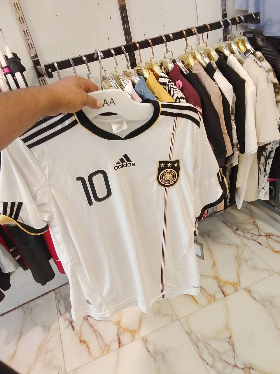 منتخب ألمانيا الأساسي لعام 2010 من شركة Adidas، ويتميز بالرقم 10 الخاص باللاعب لوكاس بودولسكي


**إذا كنت صاحب هذا الإعلان وتريد حذفه لأي سبب، رجاءا أرسل رسالة إلى الدعم الفني**