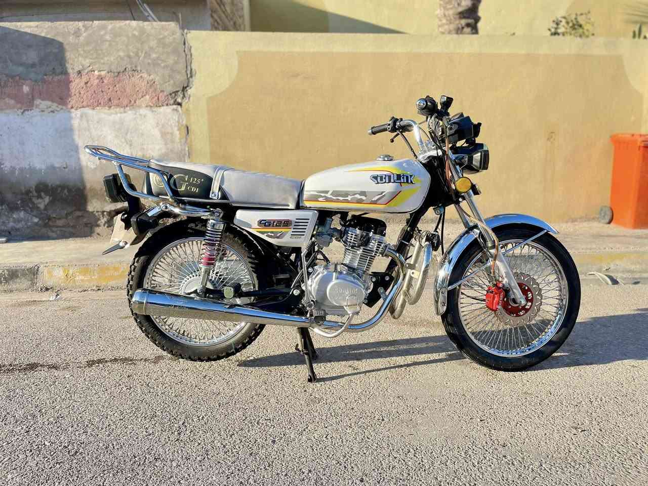 السلام عليكم
تايكر 2024 دراجة بلادية ومكفولة كلهة شغالة مابية كل نقص اوراقهة موجودة سعر 600 الف وبية مجال بسيط حك الجية 
بلدروز حي العصري ***********
