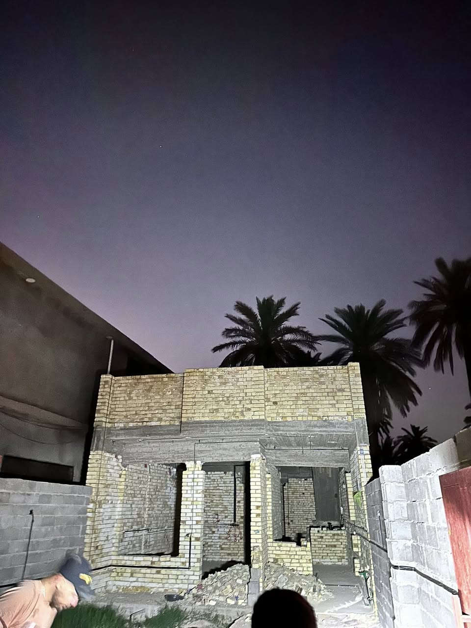 سلام عليكم هيكل للبيع طابق واحد مدخلين استقبال ومدخل من المطبخ المساحة 183 متر طابو زراعي سند 25 بالدورة البعيثة قرب جامع التوبة كامل مي وكهرباء تاسيس وكذلك متوفر ماء وكهرباء ابواب بيتونة وشباك وباب شارع مقفل بناء درجة اولى تنازل شركة واقرار محكمة للاستفسار الاتصال ***********
