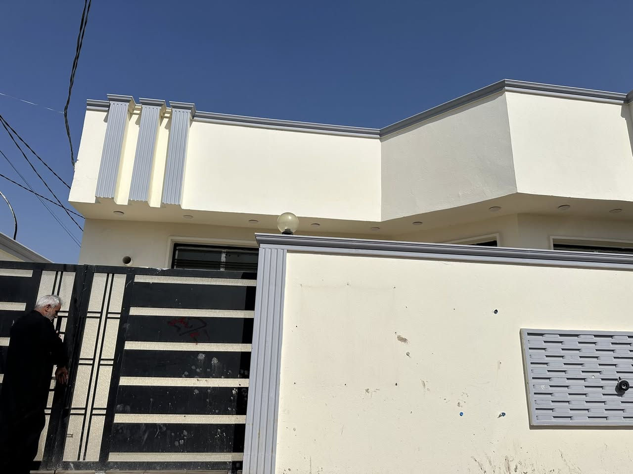 دار للايجار المساحه ٢٠٠ م 
كونكريت مسلح بناء ٢٠٢٦ 
بناء حديث غير مسكون 
العنوان : حي الجامعه شارع الحولي مقابل بيت المرمر 
سعر الايجار ٤٠٠ مع المجال 
***********
***********
