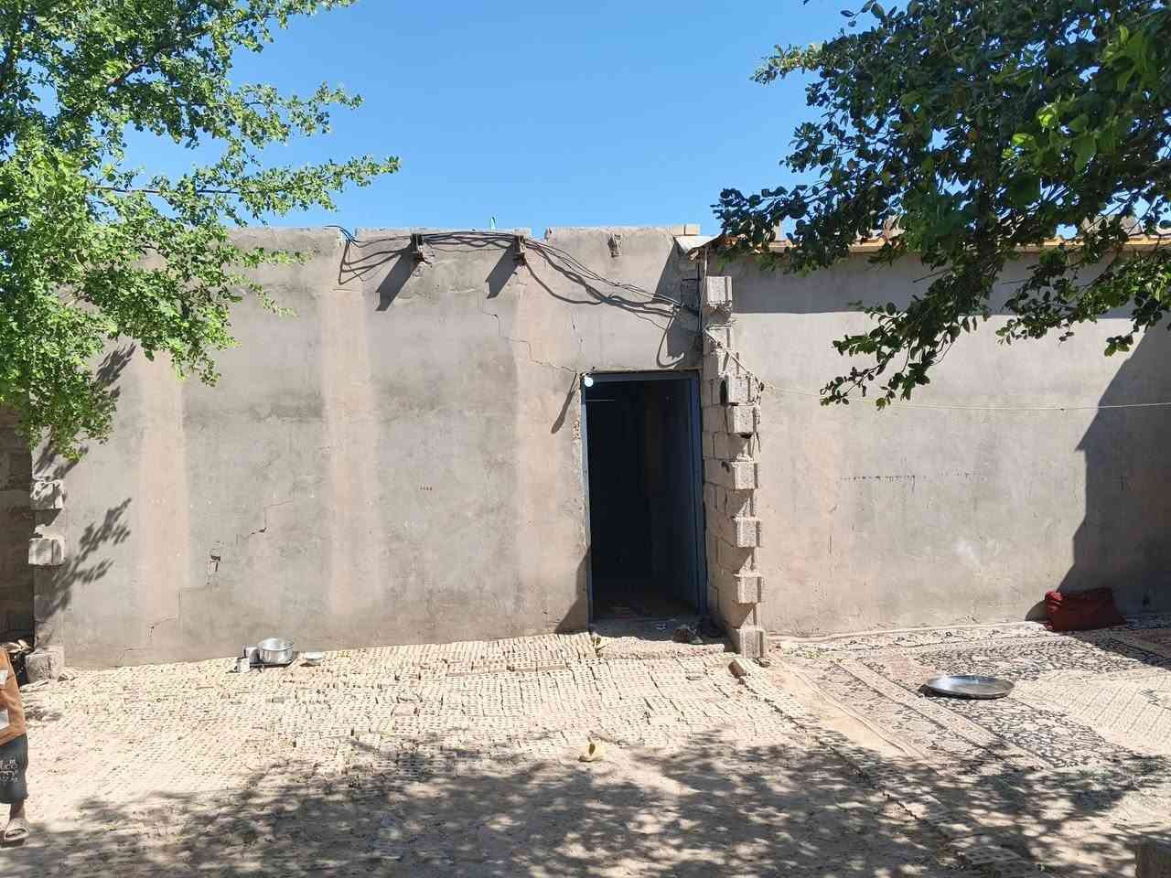 السلام عليكم بيت للبيع بل دوانم خلف اسواق الحسين المساحه ميتين متر البيت قير متكامل بيه صاله عكاده وقرفه ومطبخ سندويج و قرفه بدون سكف بناء مو قديم بتلو عالي شارع تبليط ***********
