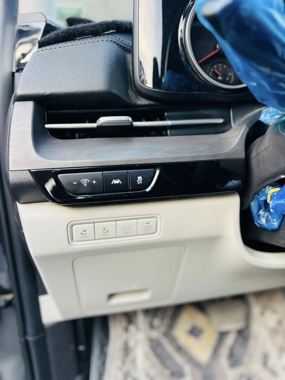 السلام عليكم ورحمة الله وبركاته 
للبيع او مراوس حسب القناعة 
كيا كرنفال 2022 
رقم اربيل بأسمي تحويل ثاني يوم 
مال جناي مو مال خطوط 
الفئة Lx
8 راكب
اكشانه جلد+ تدفئة تبريد 
محرك 3.5 بانزين
كير 8 نمر
اربع مودات قيادة 
سايدبريك بصمه اتو هولد
ستيرن فول تحكم 
تحديد مسار
قيادة شبه ذاتيه
رادار تفاعلي امامي
رادار تفاعلي خلفي
رادار تفاعلي جانبي
تبريد 3 قطع
برده بوب بلادي
5 بصمات 
أبواب سلايت كهربائية 
جنطة كهربائية 
كامره خلفيه 
اشاير بالمري
تشغيل عن بعد
شاشة كبيرة 
ممشى 150 الف كيلو
ويل كب بلادي 19
لايت زنون بلادي+LED
بك لايت LED
وبعد بيها مواصفات 
السعر: 225 
العنوان:صلاح الدين قضاء الضلوعية
للاتصال: ***********
