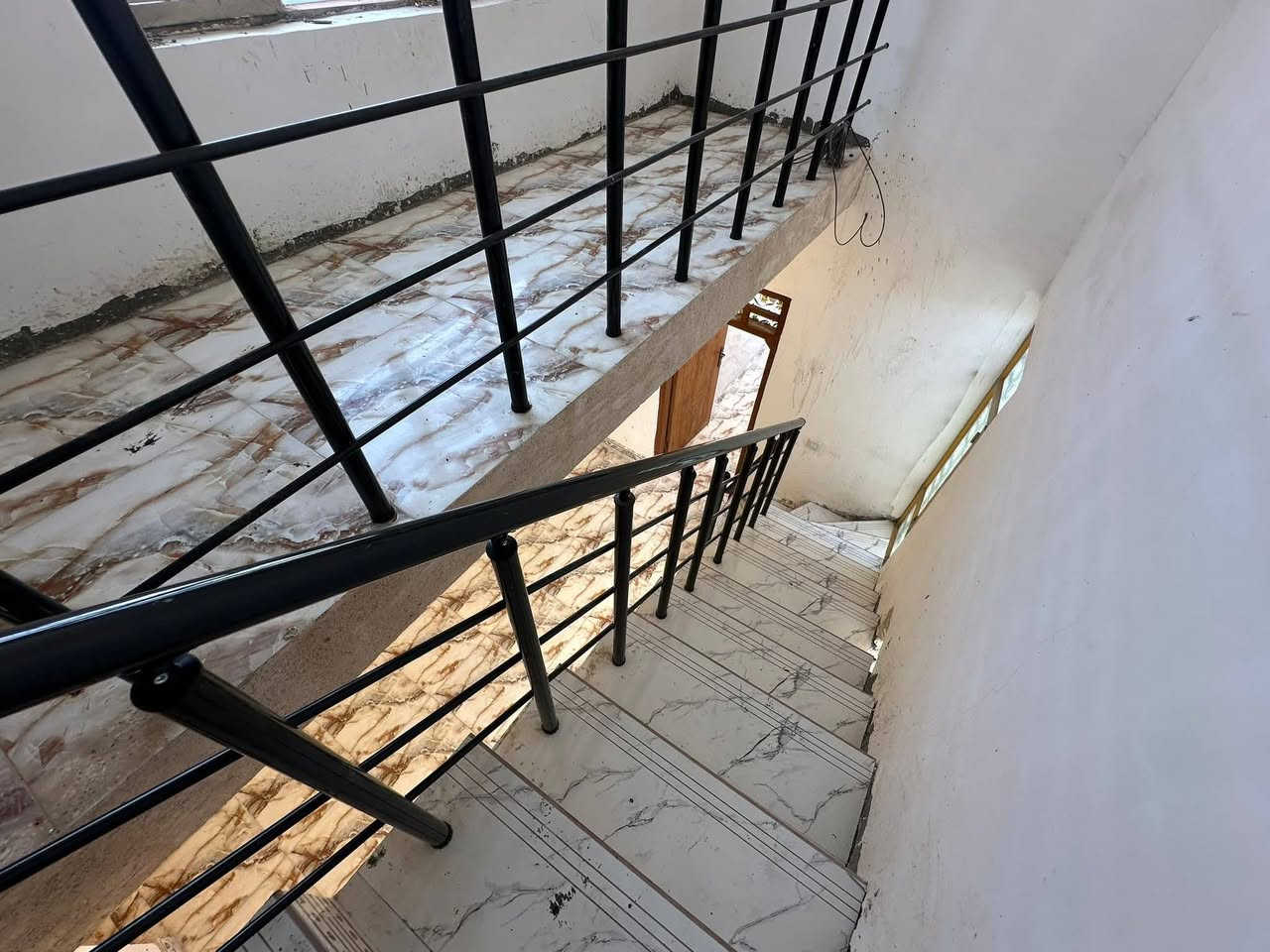 يا الله دار البيع 
المساحه 175 بناء حديث
متكون من غرفتين وصاله ومطبخ وديوانيه
ماء كهرباء 
مكان خاف مدرسة الحبيب المصطفى ع شارع ال يوسف 
السعر 70وقابل التفاوض 
رقم الهاتف  ***********
