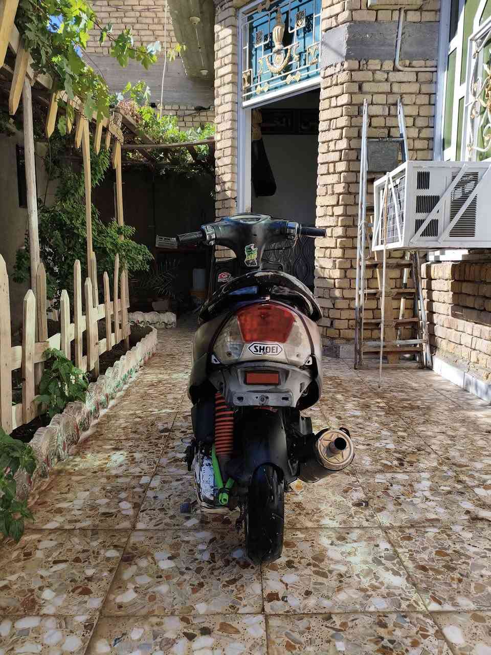 السلام عليكم دراجه ماكس عدله لبيع مزوده بوشه 55 مزود كفرات اربعه ولف ومزود وياله نجمه و مزود شوته اربعه ولف و مزود دبلات امامي اطلي و مزود صلنصه scصوتها قوي وحلو ومزود جك صفح نقصها بس عداد  رايدها ب 750 قفل الدراجه معدلها 130 شرط  مكاني رميثه خلف الملعب القديك التواصل ***********
