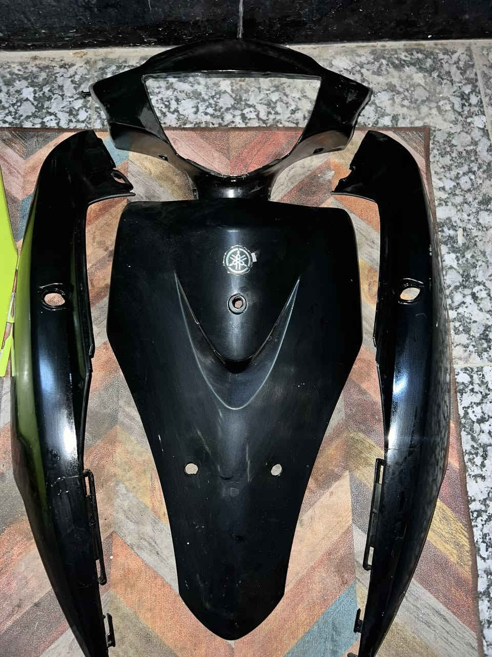 سلام عليكم كفرات ماكس عدلة بلاديات واحد تفاحي والثاني رصاصي بس اني صابغة اسود سعر الواحد 60 الف مكاني ناصرية 
***********
