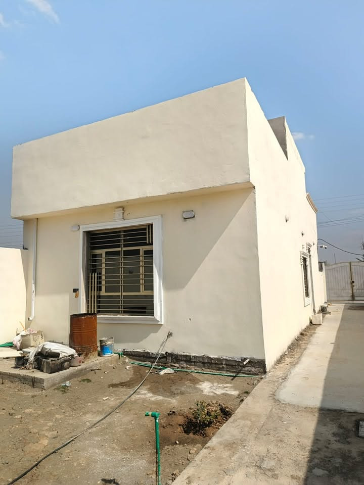 دار ل بيع مساحه 700 متر
يحتوي عل بيتين 
بيت مساحه 120 متر كامل فول تريده ويه ل ثاث او بدون اثاث 
ول بيت ثاني مساحه 200 متر هيكل عضم
ارضيه رفت بناء درجه اوله حته السياج رفت 
ماء كهرباء 24 ساعه 
 تيل مال كهرباء بل باب
البيوت لبصفك كله نص دونم او 500 متر 
سند 25 طابو تحويل 
الموقع بغداد الكرغوليه السايد الواحد
ملاحضه التصوير هاذه قدم البيت كامل
حته الحديقه مزروعه ثيل تخبل 
وبيه قفاصه ثنين مال حيونات 
هديه ويه بيت 
رقم التلفون ***********
