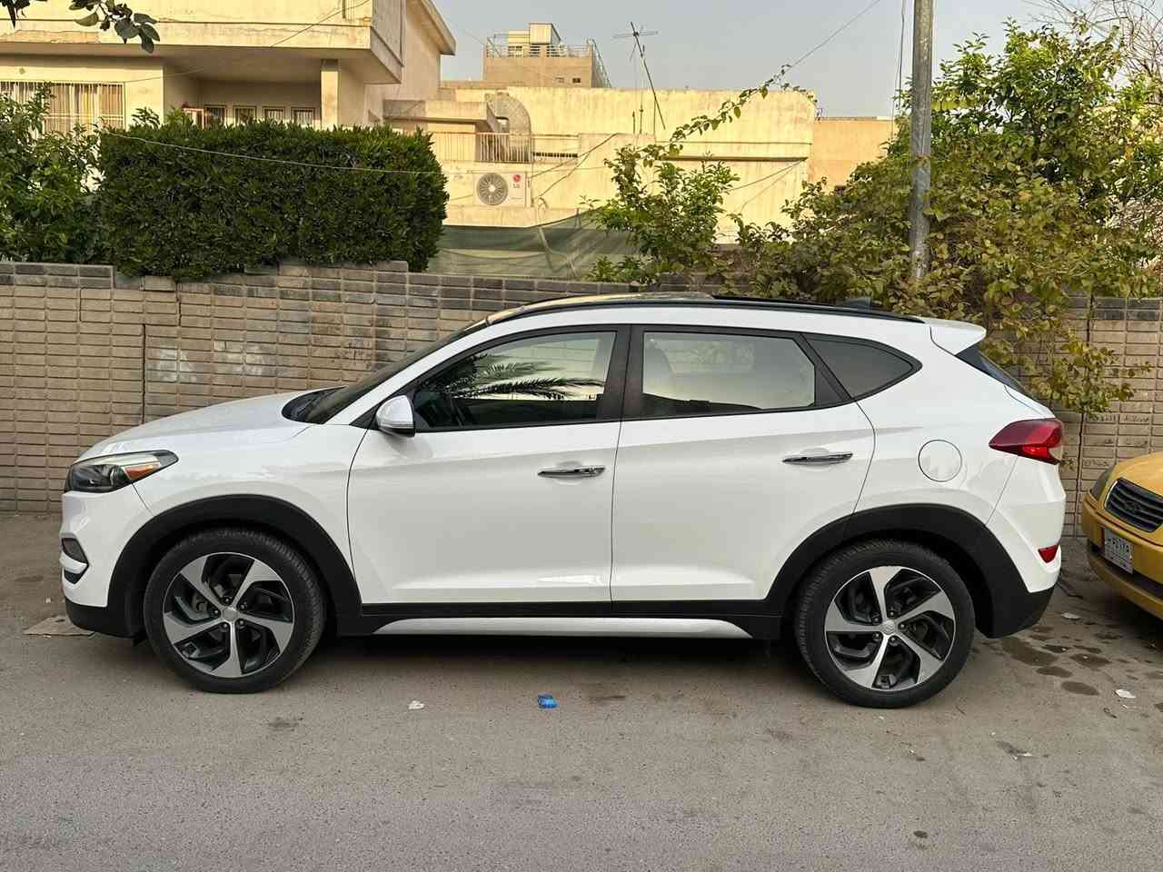 توسان 2018 وارد امريكي فول مواصفات 
ماشيه 57 الف 

المواصفات 
1-تبريد قطعتين
2- رادار نقاط عمياء 
3-تدفئه الكشنات الاماميه 3وضعيات
4-منظومه زينون للايت العالي 
5- شاشه كاربلاي
6- بصمه بلادي
7-جنطه كهرباء شفط
8-كامره خلفية
9-اشاير ب المري
10-نظام سبورت
11-سقف بانورما
12-تحكم كشن كهربائي 4 وضعيات
13-مثبت سرعه 
السياره جاهزه  ونظيفه  وسيارة  مال بيت صيانتها يم شركة الحسام ب الكامل 

⚠️حادث السيارة 
السيارة بدون ايرباك 
السيارة حادثها من امريكا فقط سرقه بنيد يعني بجم كبس وب العراق صار بيها طخه ب الصندوك فقط غير ذلك كفاله عامة 

للاستفسار واتساب 📳

***********

