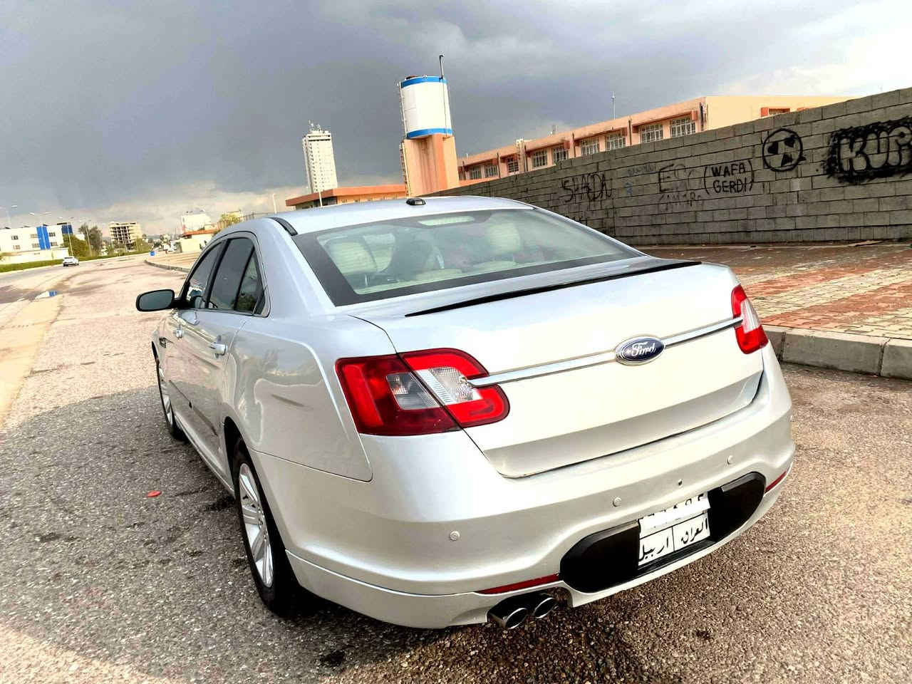 السلام عليكم 
فورد تورس SEL موديل 2010  سلفر 

محرك ٦سلندر حجم ٣٥٠٠ كير اوتوماتيك 

مواصفات sel 

حساس

كامير شاشه

داخل اصفر 

غرامة ٦ ورقة 

ويل كب  طخم تاير  

صبغ ٣ قطع شرط  بدون دواخل وبدون ايرباك بشرط

سعر 88 ورقة 

٣ پارچەی بۆیاغە بۆنیت ودەرگای پشت سایەق و قەپاغ سندوق ٦ وەرقە غرامەی لەسەرە نرخی 88ورەقەیە

مكان اربيل ***********
