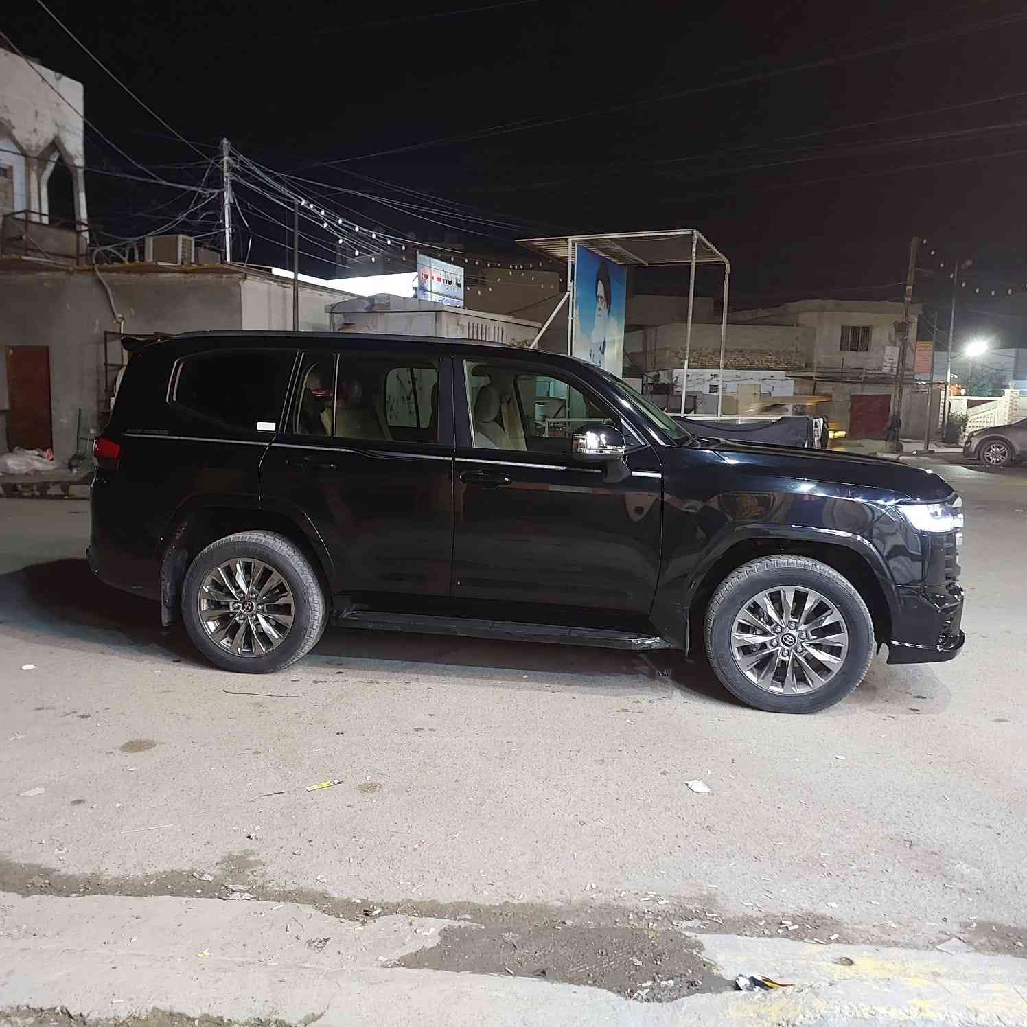 السلام عليكم اخوان للبيع تيوتا لاندكروز GX بدون فتحه موديل 2023 شركه ساز رقم بغداد الدولي بسمي شرط تحويل سياره بيها قطعتين صبغ فثط بدون اي دواخل ول باقي مكفول السعر 525 وبيه مجال للشراي للاتصال بل رقم 
***********// *********** مكان سياره بغداد بغداد, العراق
