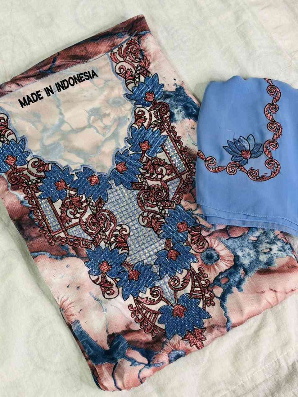 قطعة تخبل وما تتفوت ✨
مخاور حرير يجي 4 متر كامل بدون خياط

حتى تخيطينه بالموديل اللي يبرز أنوثتچ ويخليها تفصيل خاص إلك 👗💫

تفاصيل تطريز وحفر على الردن والصدر

وشال أنيق مكمل الإطلالة… يعني الطلّة جاهزة وفخمة من كل جهة 👑

الحرير بلمعته ونعومته يخليچ تبين أرقى وأفخم بدون أي مجهود ✨
💥 قطعة مميزة للمناسبات والزيارات والعيد

💥 فخامة تبين من أول نظرة

لا تترددين… اللي تحب التميز تعرف تختار �


**إذا كنت صاحب هذا الإعلان وتريد حذفه لأي سبب، رجاءا أرسل رسالة إلى الدعم الفني**