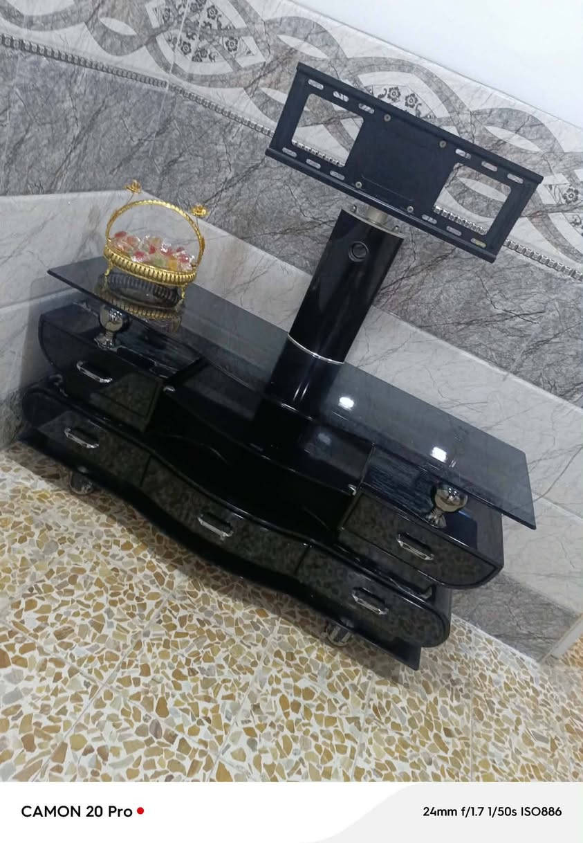 للبيع الميز سعرو45 وبي مجال  المكناسه30 وبي مجال. للسفسار العنوان حي السماح رقم الهاتف 0770 415 3371
