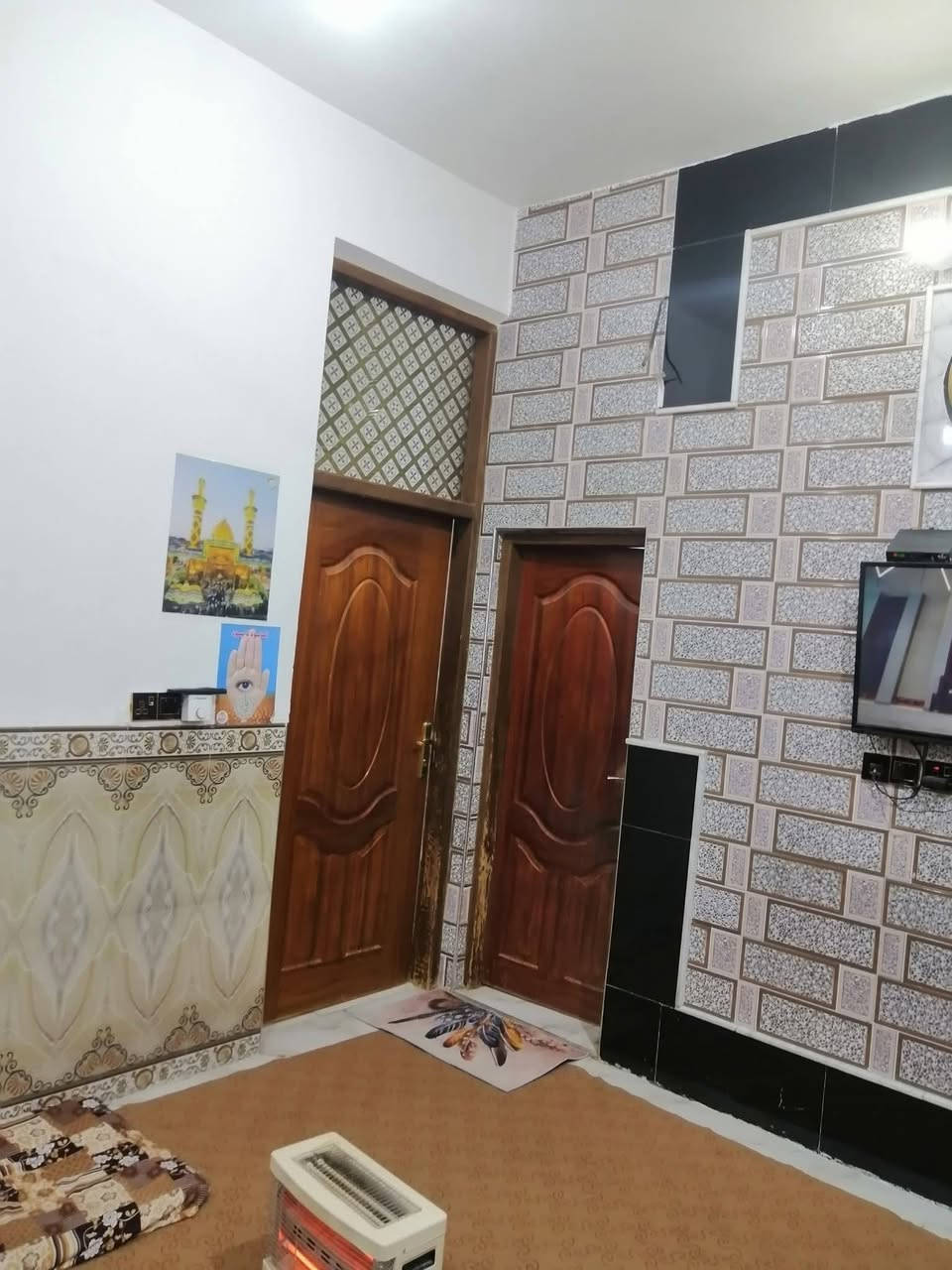 دار للبيع ٢ طابق بناء حديث درجه اولى طابوق كونكريت مساحه ١٦٠ متر بي وصل تطويب بالبلديه 
العنوان التقيه الثالثه قبل فرع مازن للبنجر ب ٢ فرع يبعد عن الشارع العام نجف ديوانيه ١٠٠ متر 
التفاصيل 
٣ غرف نوم كبيره 
مطبخ كبير 
براني ٧،٥ متر 
صاله عدد ٢ 
صحيات عدد ٣ 
الرقم ***********
